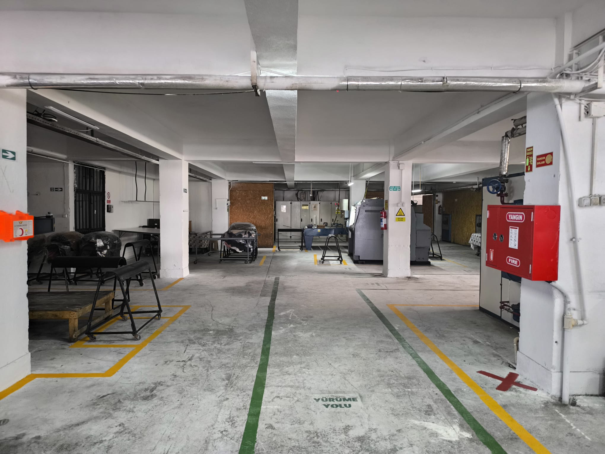 Çınar Deri, aile işletmesi olarak faaliyet gösteren, yüksek kaliteli kuzu derileri konusunda uzmanlaşmış bir deri üretim şirketidir. Uşak'ın köklü deri geleneğinden ilham alarak, modern teknoloji ve geleneksel zanaatkarlığı birleştiriyoruz. Müşteri memnuniyeti, kalite ve sürdürülebilirlik ilkelerimizle, bugüne yenilikçi çözümler ve sürdürülebilir süreçlerle sektörde güvenilir bir marka olarak tanındık.